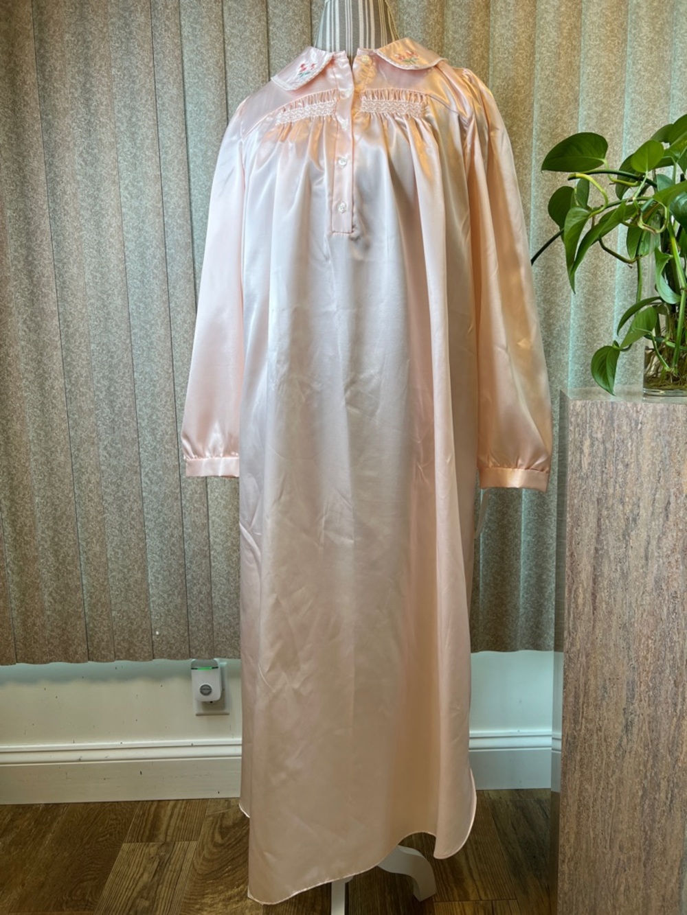 Jenny Buchanan Classic Pink Satin Long Sleeve Nightgown w/Embroidered Collar S-M